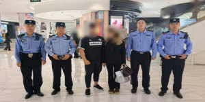 南岗分局民警巡逻中帮助外籍游客及时找回手提包 架起中俄友谊桥