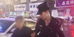 冰城巡逻民警暖心救助连续  助力走失老人归家