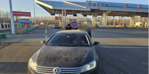 南岗分局长江路公安检查站伸援手 温情守护群众出行路